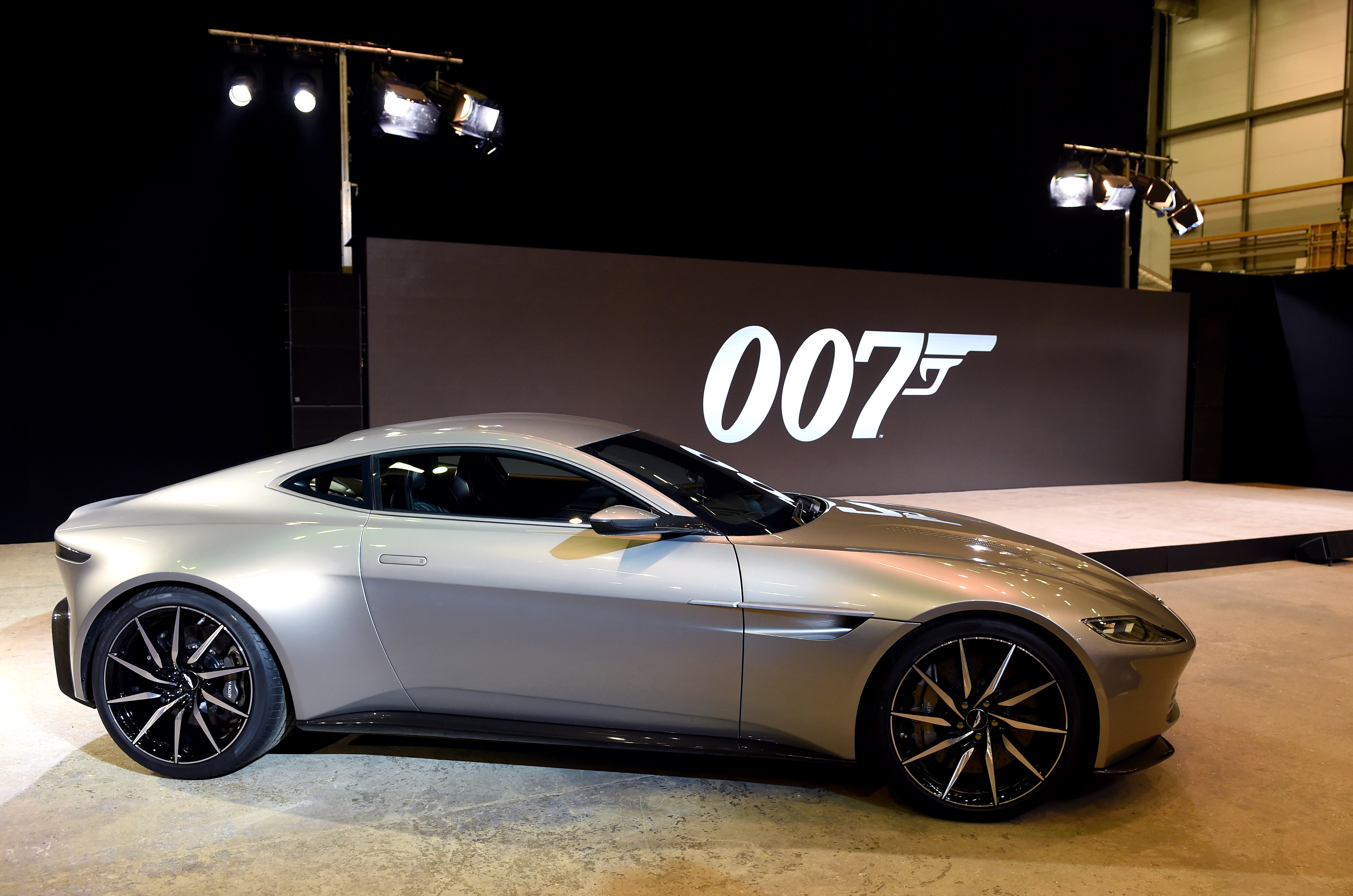 Aston Martin DB10