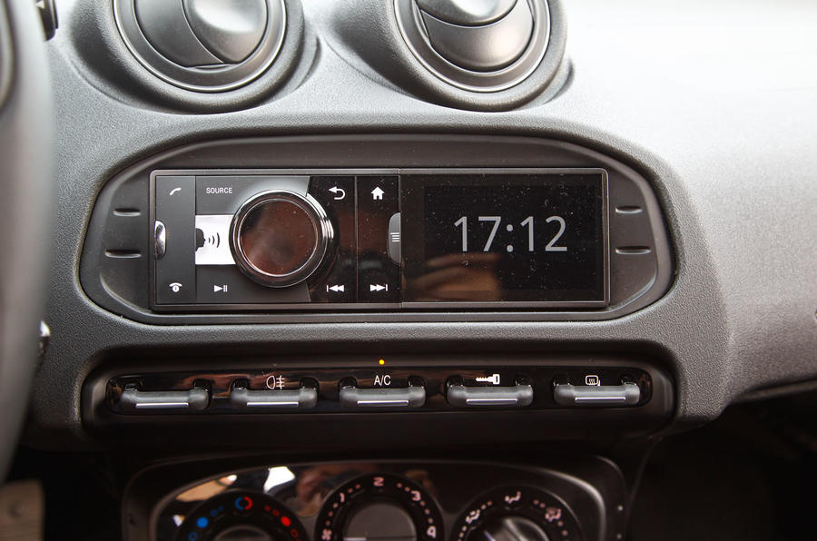 Is the Alfa Romeo 4C equipped with HD Radio technology?